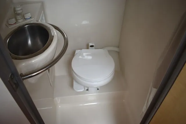 Slide: The Image of Bayliner Marine 3300 SCR Cruiser 2001 - 65