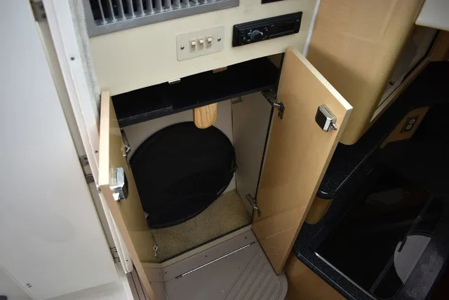 Slide: The Image of Bayliner Marine 3300 SCR Cruiser 2001 - 39