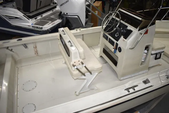 Slide: The Image of Boston Whaler 19 Outrage 1991 - 10