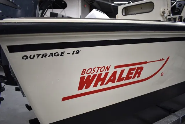 Slide: The Image of Boston Whaler 19 Outrage 1991 - 40