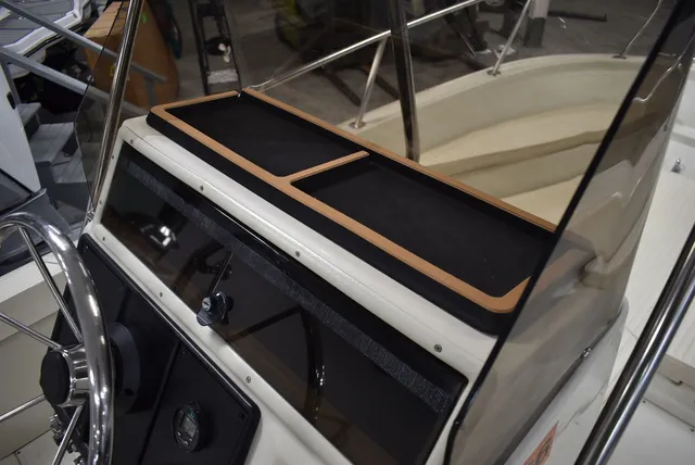 Slide: The Image of Boston Whaler 19 Outrage 1991 - 35