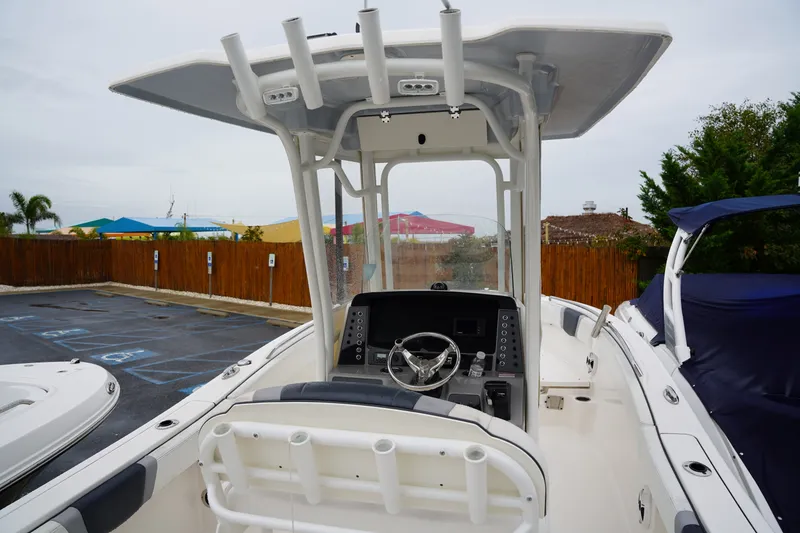 Slide: The Image of Robalo R230 2020 - 15