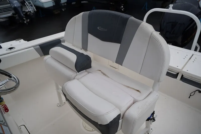 Slide: The Image of Robalo R230 2020 - 38