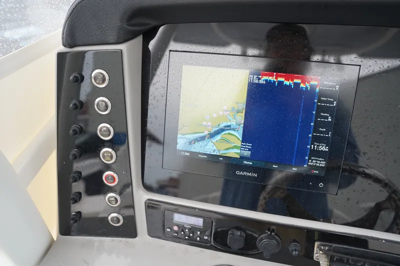 Slide: The Image of Robalo R230 2020 - 26