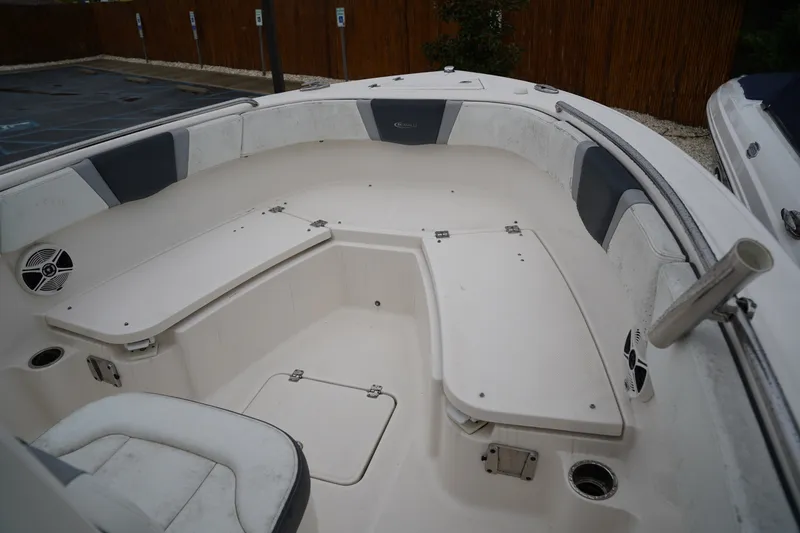Slide: The Image of Robalo R230 2020 - 29