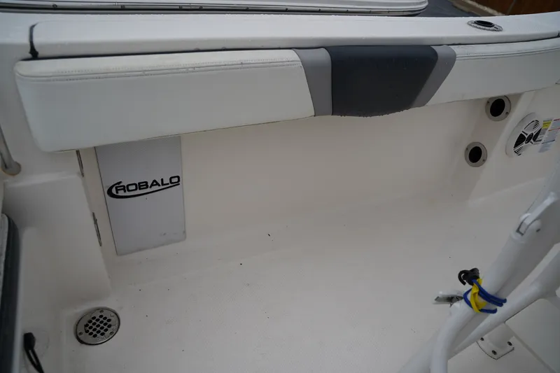 Slide: The Image of Robalo R230 2020 - 20