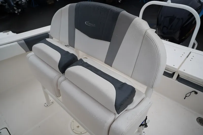 Slide: The Image of Robalo R230 2020 - 37