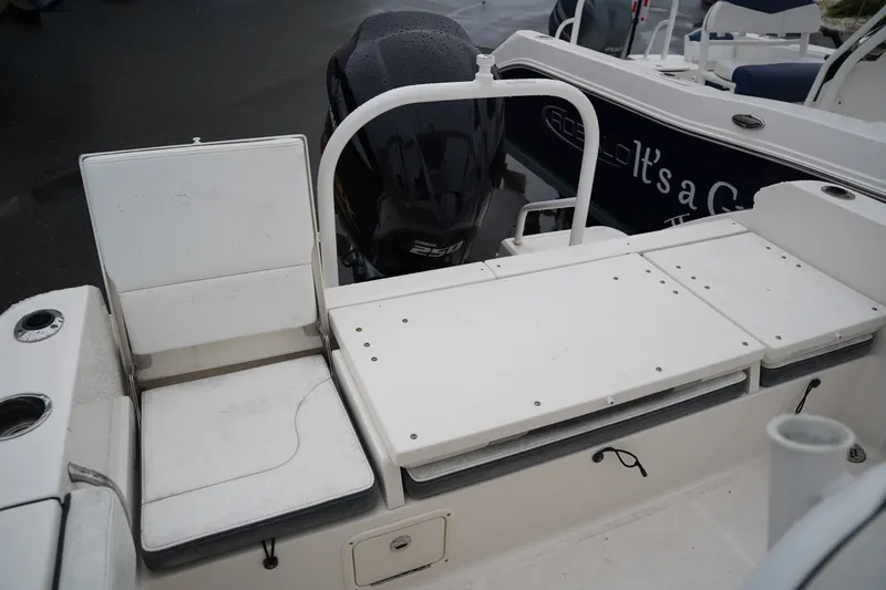 Slide: The Image of Robalo R230 2020 - 17