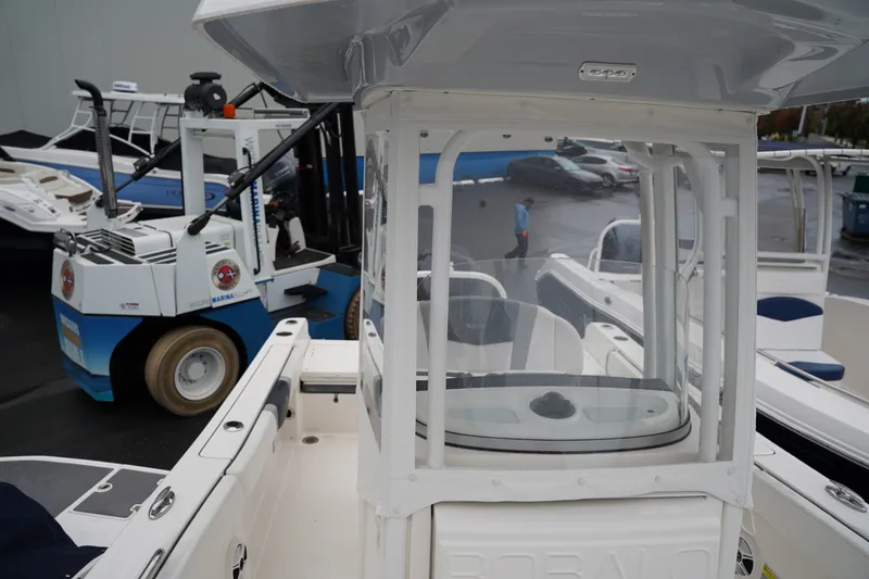 Slide: The Image of Robalo R230 2020 - 35