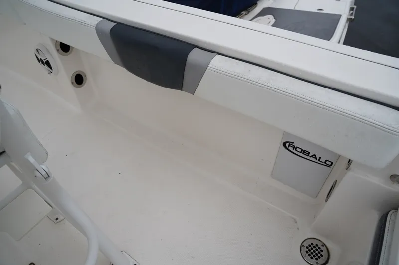 Slide: The Image of Robalo R230 2020 - 21