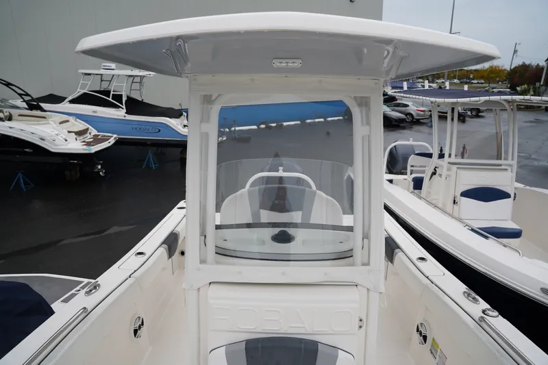 Slide: The Image of Robalo R230 2020 - 32