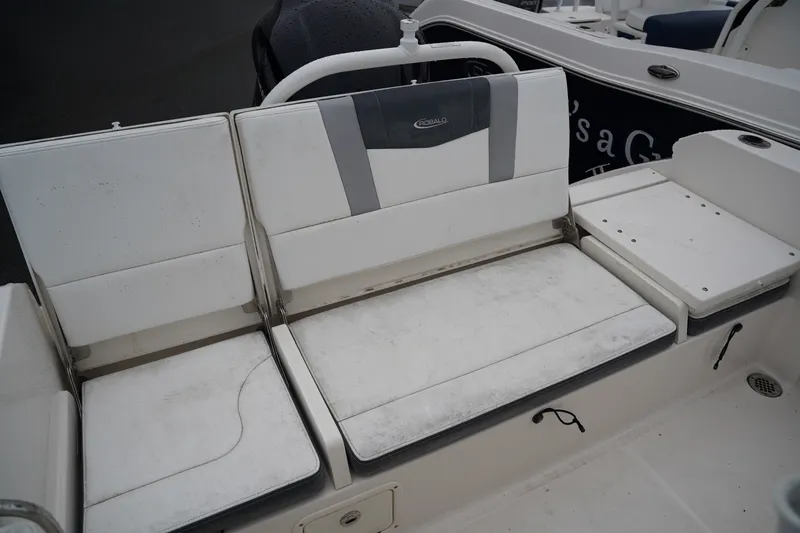 Slide: The Image of Robalo R230 2020 - 18