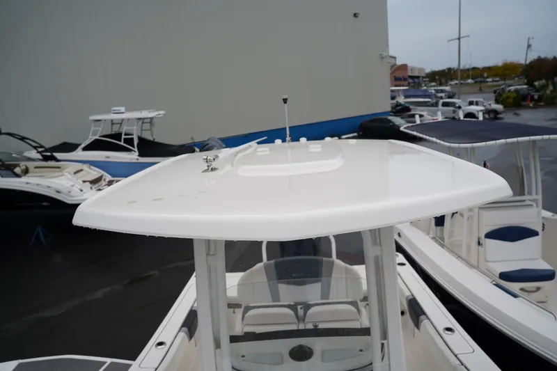 Slide: The Image of Robalo R230 2020 - 33