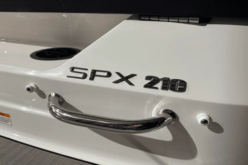 Slide: The Image of Sea Ray SPX 210 2025 - 17