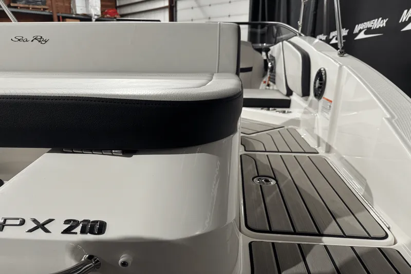 Slide: The Image of Sea Ray SPX 210 2025 - 18