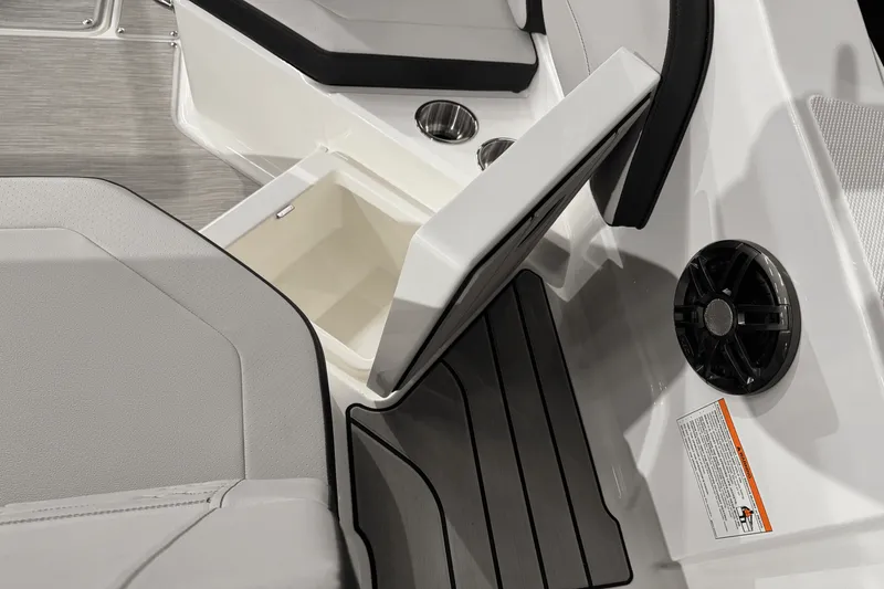 Slide: The Image of Sea Ray SPX 210 2025 - 21