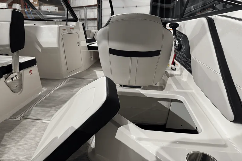 Slide: The Image of Sea Ray SPX 210 2025 - 23