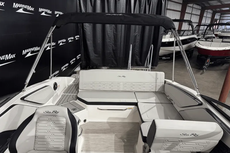 Slide: The Image of Sea Ray SPX 210 2025 - 24