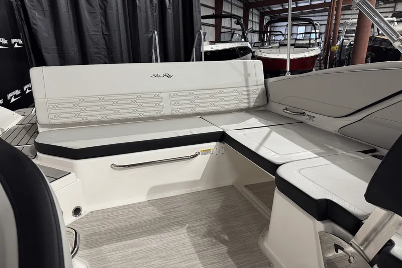 Slide: The Image of Sea Ray SPX 210 2025 - 25