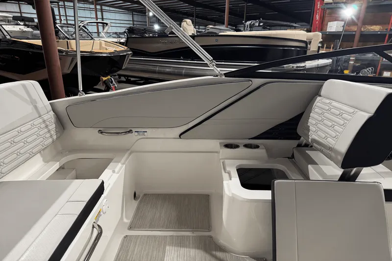 Slide: The Image of Sea Ray SPX 210 2025 - 27