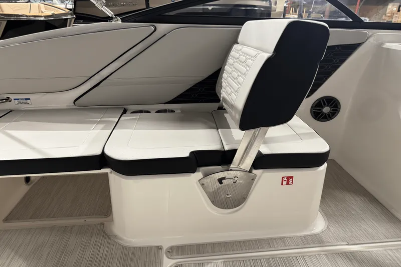 Slide: The Image of Sea Ray SPX 210 2025 - 28