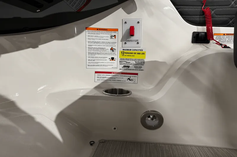 Slide: The Image of Sea Ray SPX 210 2025 - 35