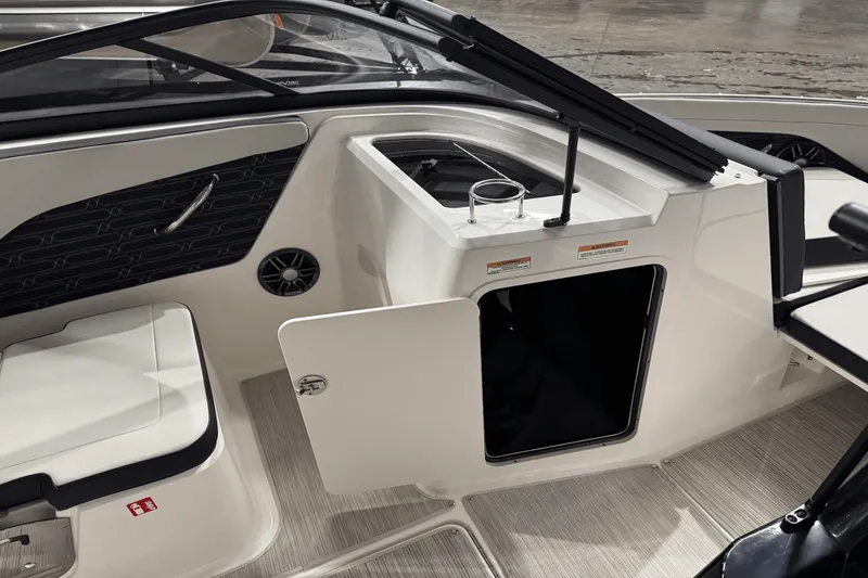 Slide: The Image of Sea Ray SPX 210 2025 - 40