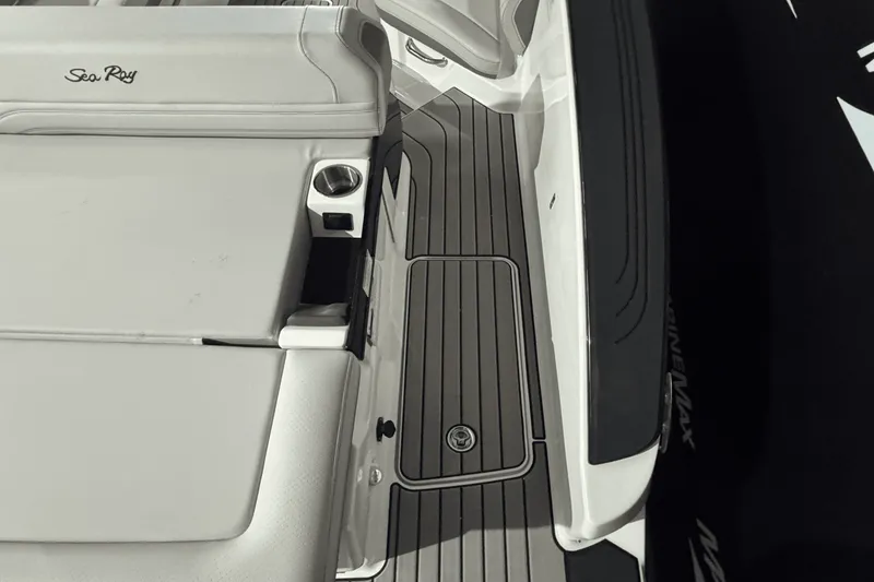 Slide: The Image of Sea Ray SLX 280 2025 - 10