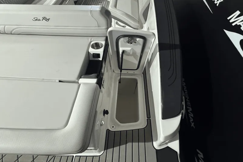 Slide: The Image of Sea Ray SLX 280 2025 - 11