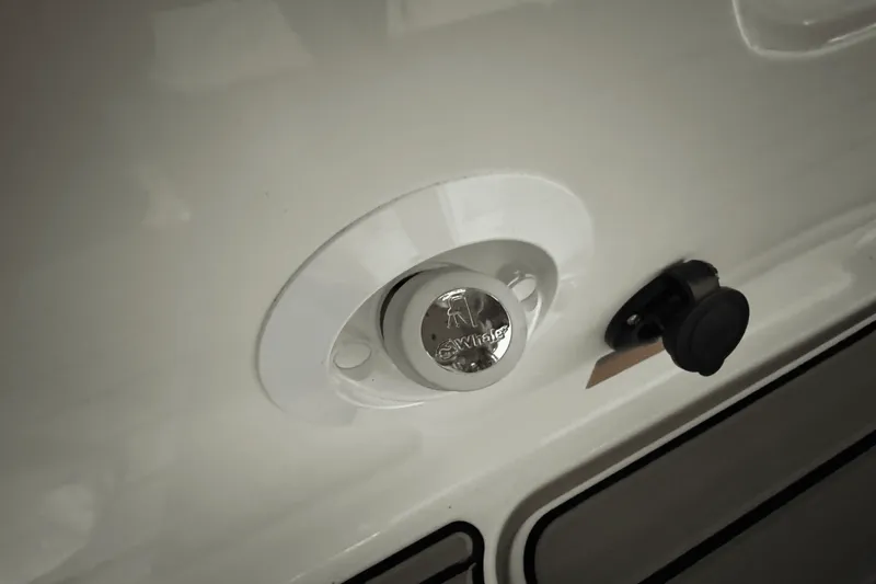 Slide: The Image of Sea Ray SLX 280 2025 - 12