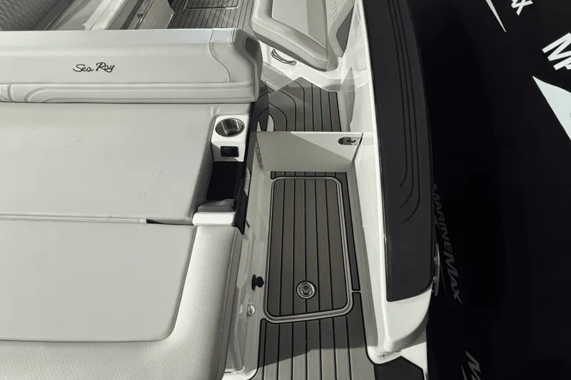 Slide: The Image of Sea Ray SLX 280 2025 - 13