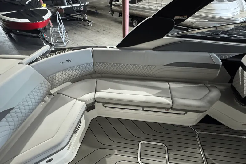 Slide: The Image of Sea Ray SLX 280 2025 - 17