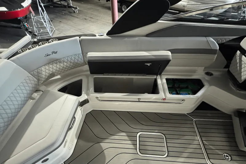 Slide: The Image of Sea Ray SLX 280 2025 - 18