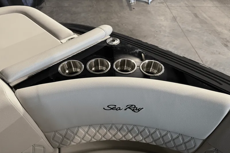 Slide: The Image of Sea Ray SLX 280 2025 - 19