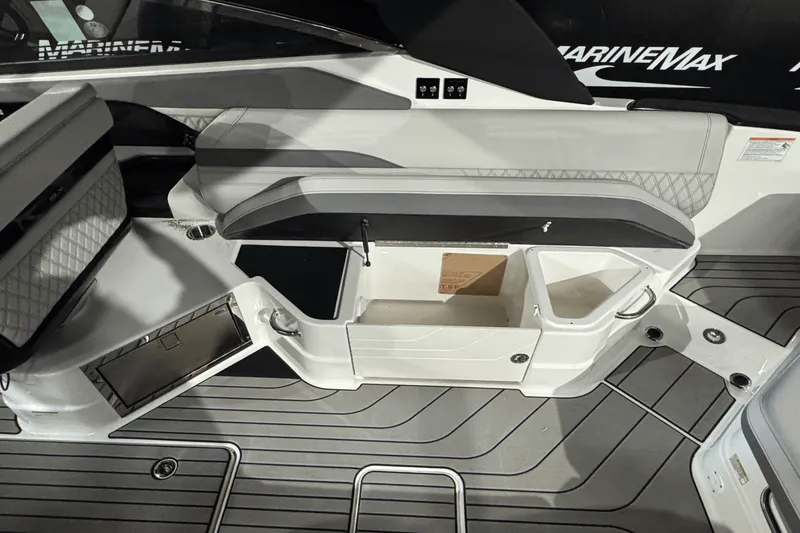 Slide: The Image of Sea Ray SLX 280 2025 - 21