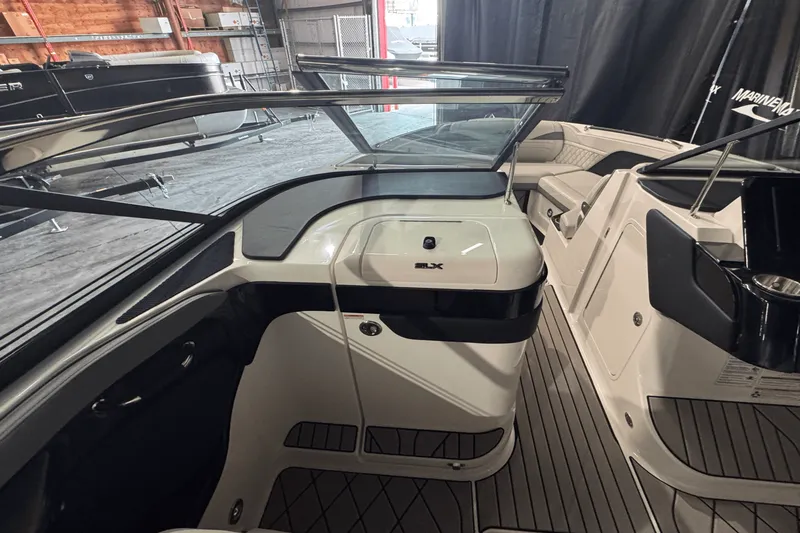 Slide: The Image of Sea Ray SLX 280 2025 - 29