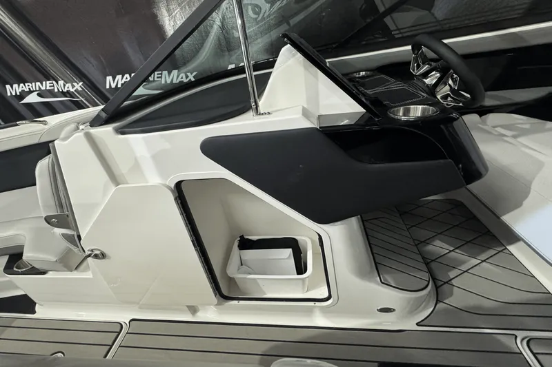 Slide: The Image of Sea Ray SLX 280 2025 - 33