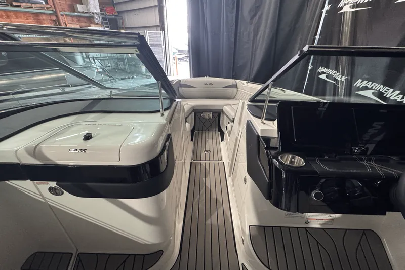 Slide: The Image of Sea Ray SLX 280 2025 - 34