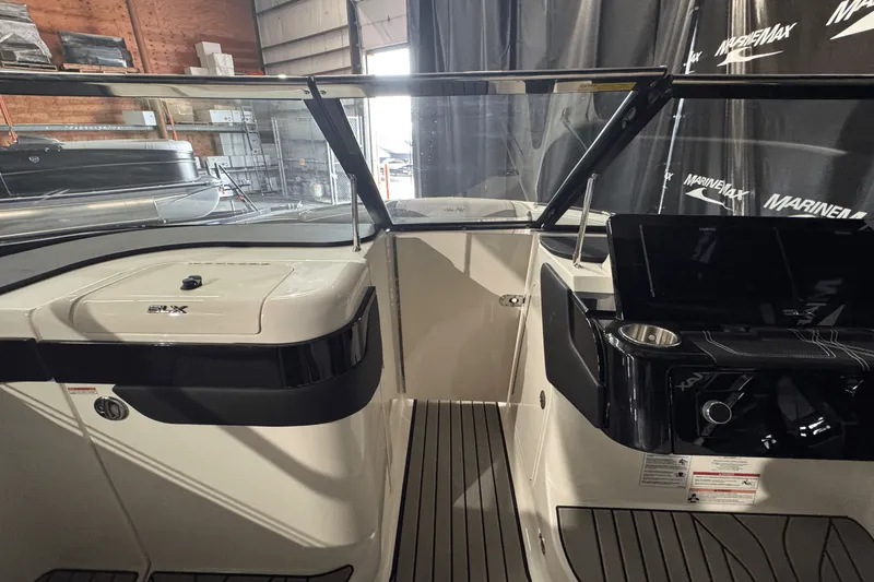 Slide: The Image of Sea Ray SLX 280 2025 - 35