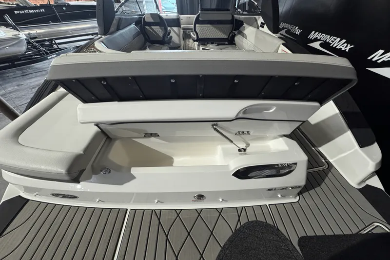 Slide: The Image of Sea Ray SLX 280 2025 - 7