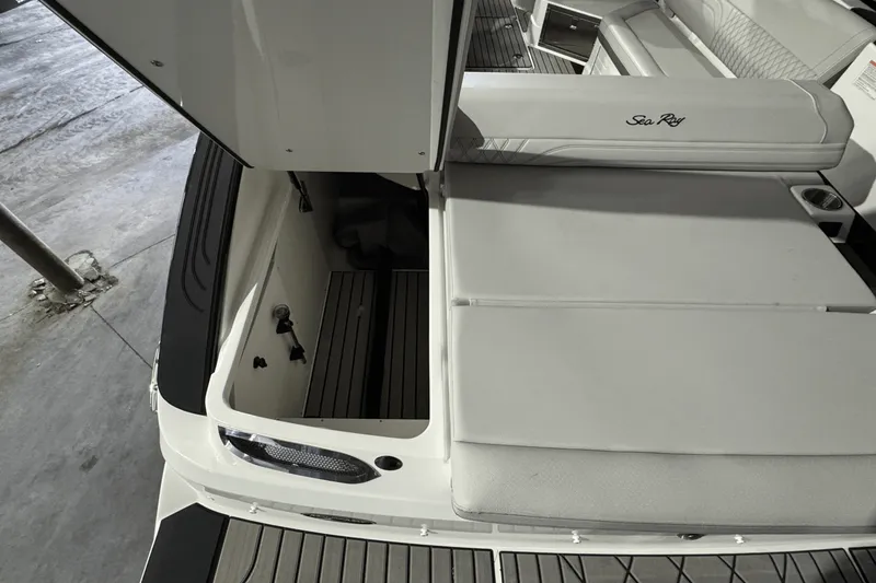 Slide: The Image of Sea Ray SLX 280 2025 - 8