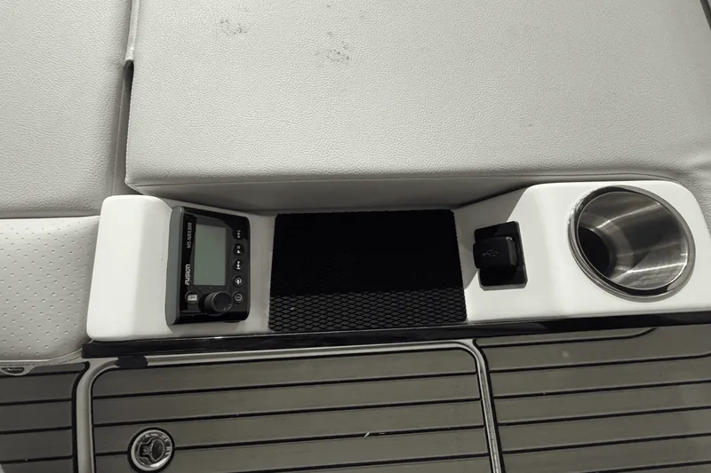 Slide: The Image of Sea Ray SLX 280 2025 - 9