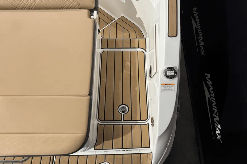 Slide: The Image of Sea Ray 250 SDX 2025 - 10