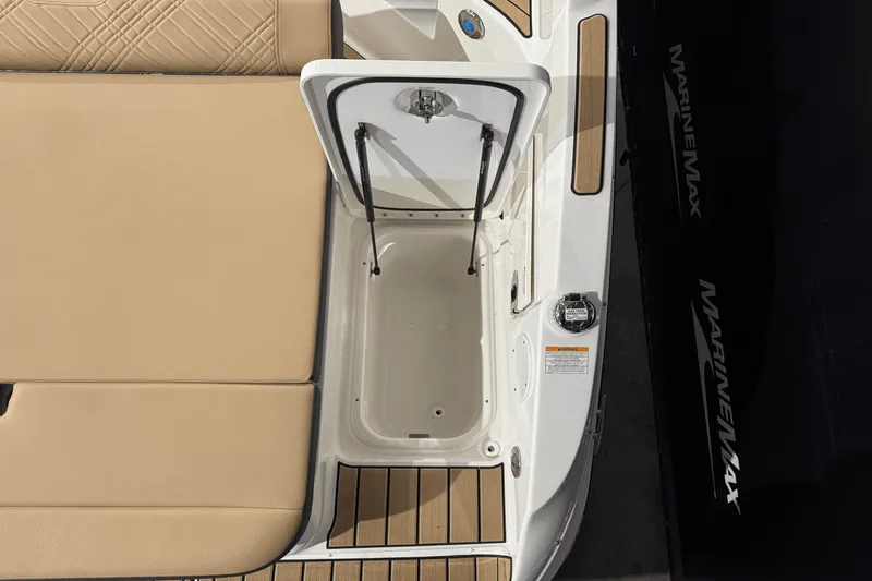 Slide: The Image of Sea Ray 250 SDX 2025 - 11