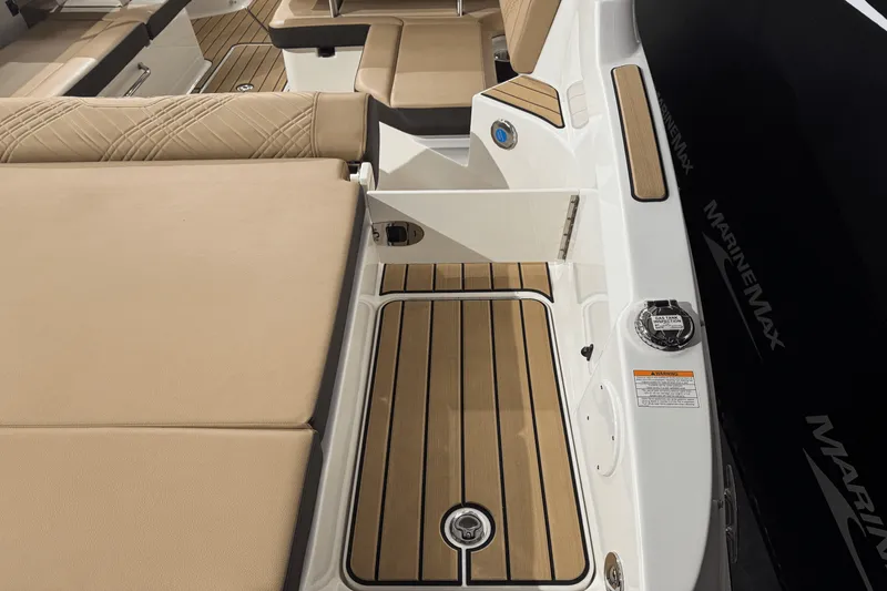 Slide: The Image of Sea Ray 250 SDX 2025 - 12