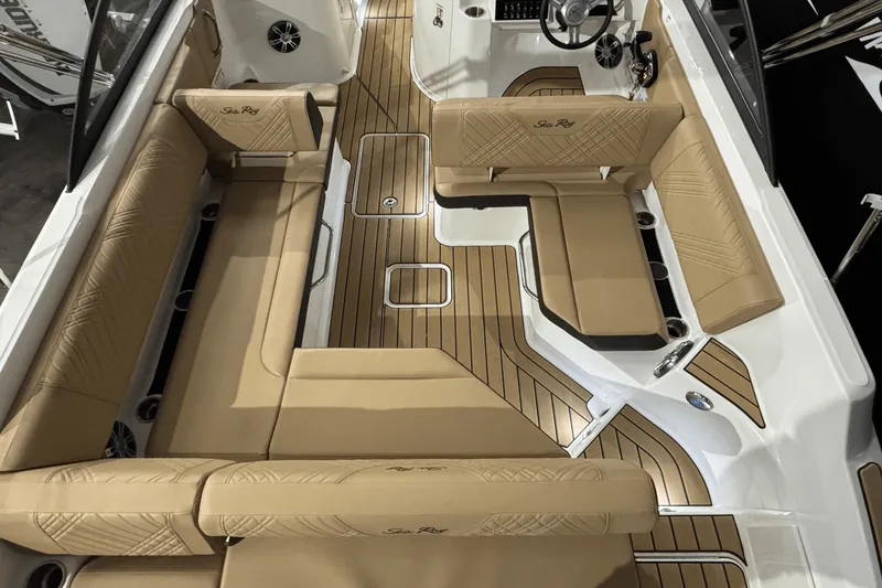 Slide: The Image of Sea Ray 250 SDX 2025 - 14