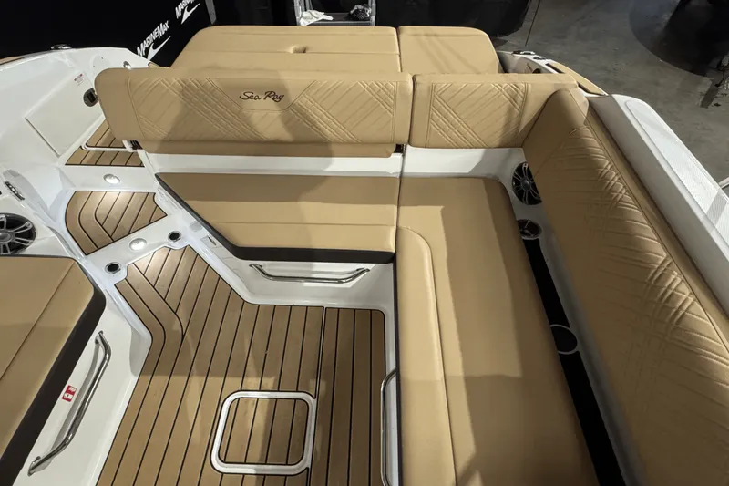 Slide: The Image of Sea Ray 250 SDX 2025 - 15