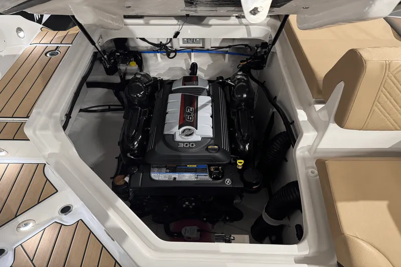 Slide: The Image of Sea Ray 250 SDX 2025 - 16