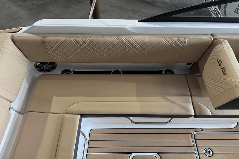 Slide: The Image of Sea Ray 250 SDX 2025 - 18