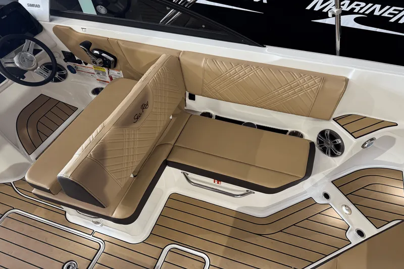 Slide: The Image of Sea Ray 250 SDX 2025 - 19